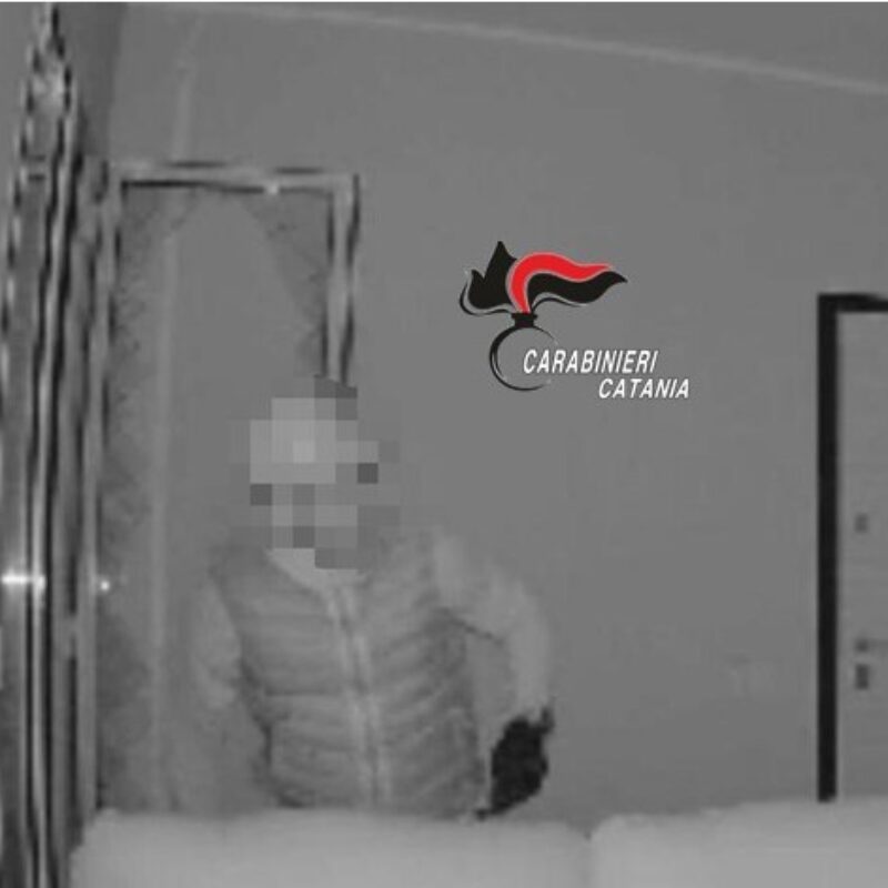 Catania, scopre il ladro in casa grazie alla videosorveglianza: scattano due arresti
