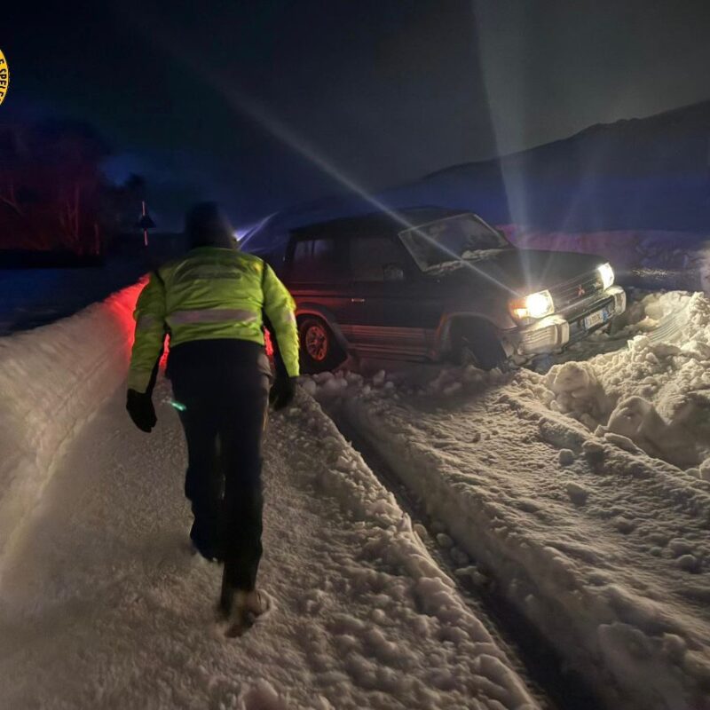 Bufera di neve sull&rsquo;Etna, automobilisti bloccati a 1.800 metri: interviene il Soccorso alpino