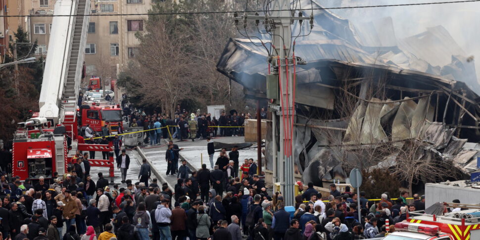 https://assets.gds.it/2026/03/Fire-at-a-shopping-market-in-Tehran_91597388-970x485.jpg