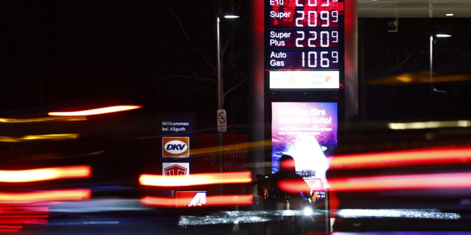 https://assets.gds.it/2026/03/Fuel-prices-increase-in-Germany-amid-Iran-conflict_91219350-970x485.jpg