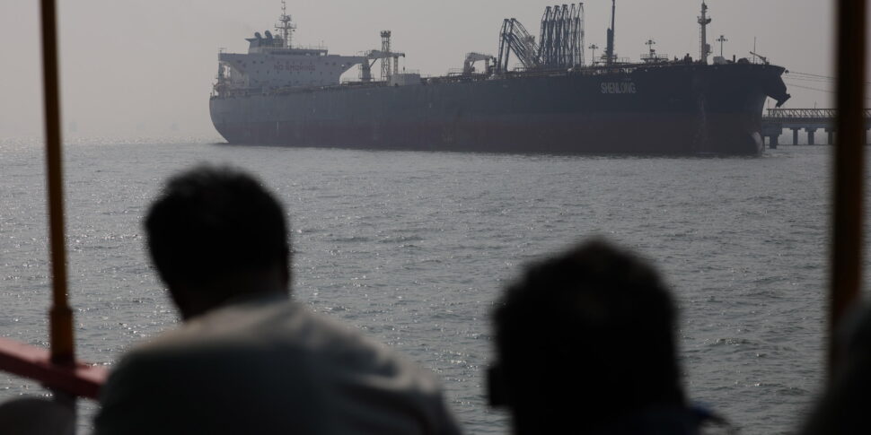 https://assets.gds.it/2026/03/Indias-crude-vessel-reaches-Mumbai-port-after-transiting-Strait-of-Hormuz_91253816-970x485.jpg