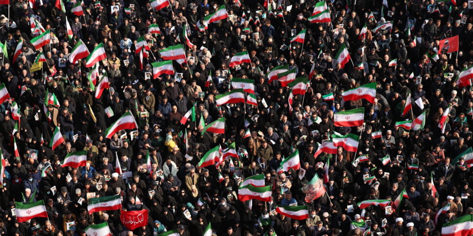 https://assets.gds.it/2026/03/Iranians-gather-in-support-of-new-supreme-leader-in-central-Tehran_91189567-970x485.jpg