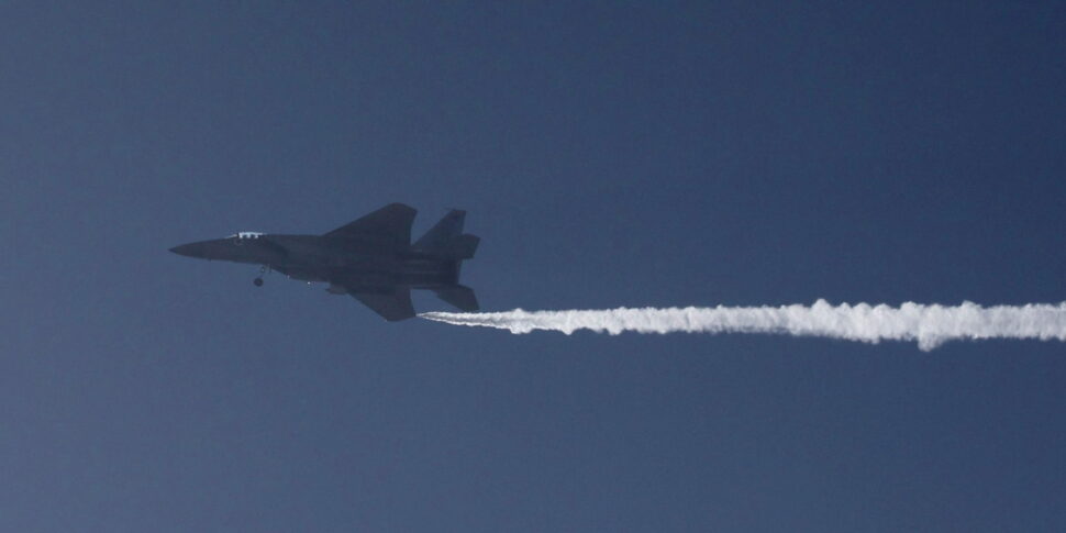https://assets.gds.it/2026/03/Israeli-F-15-fighter-jets-fly-over-central-Israel_91629918-970x485.jpg