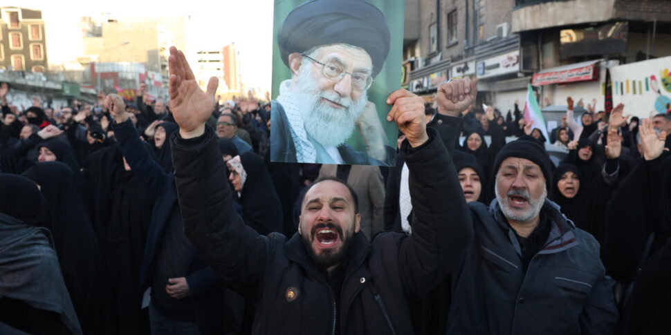 https://assets.gds.it/2026/03/Mourners-gather-at-Enqelab-square-in-Tehran-following-death-of-Iranian-Supreme-Leader-Ayatollah-Ali-Khamenei_91013380-970x485.jpg
