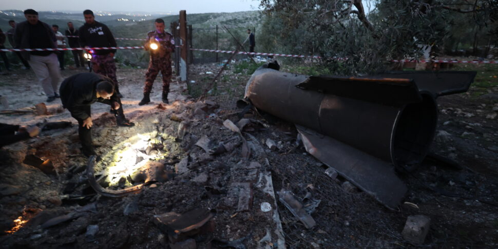 https://assets.gds.it/2026/03/Palestinian-security-officials-inspect-ballistic-missile-remains-in-West-Bank-village_91448065-970x485.jpg