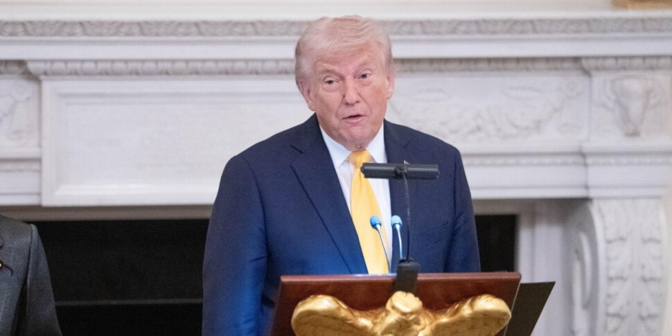 https://assets.gds.it/2026/03/Trump-hosts-Japans-PM-Takeuchi-Sanae-at-the-White-House_91432590-scaled-970x485-1774289445.jpg