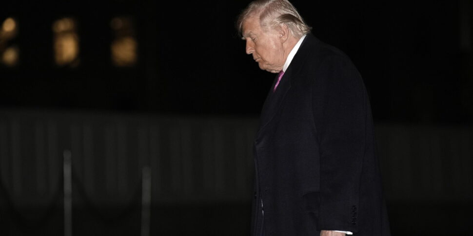 https://assets.gds.it/2026/03/US-President-Donald-Trump-returns-to-the-White-House-from-Florida_91624658-970x485.jpg