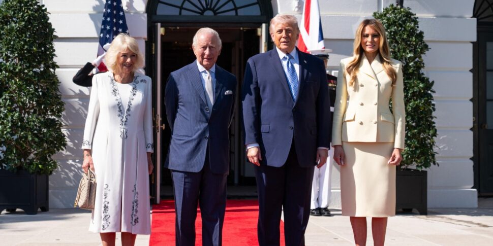 https://assets.gds.it/2026/04/Carloo-e-Camilla-da-Trump-970x485.jpeg