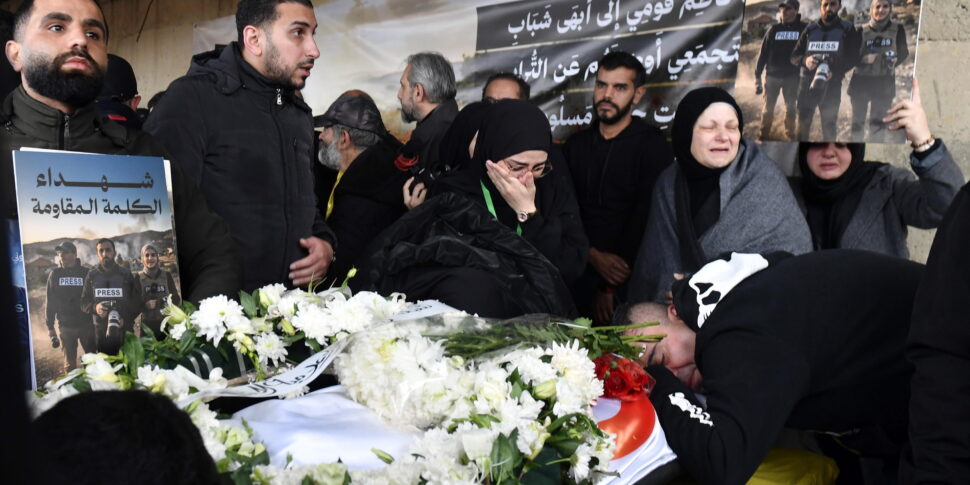 https://assets.gds.it/2026/04/Funeral-of-journalists-killed-in-Israeli-airstrike-in-Lebanon_91615807-970x485.jpg