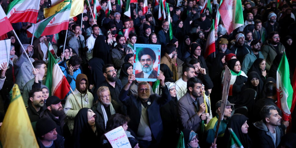 https://assets.gds.it/2026/04/Iranians-rally-in-Tehran-following-US-Iran-ceasefire-announcement_91756584-970x485.jpg