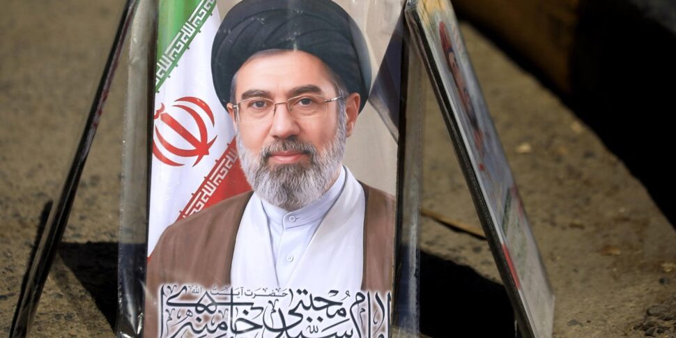 https://assets.gds.it/2026/04/Khamenei--970x485.jpeg