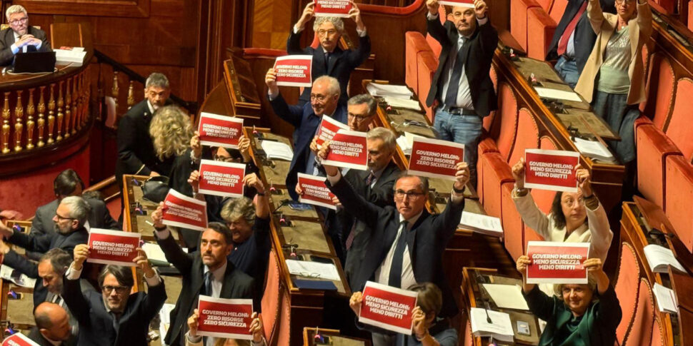 https://assets.gds.it/2026/04/Senato-sulla-protesta-delle-opposizioni-in-aula-al-senato-subito-dopo-il-voto-del-dl-sicurez_91921489-970x485.jpg