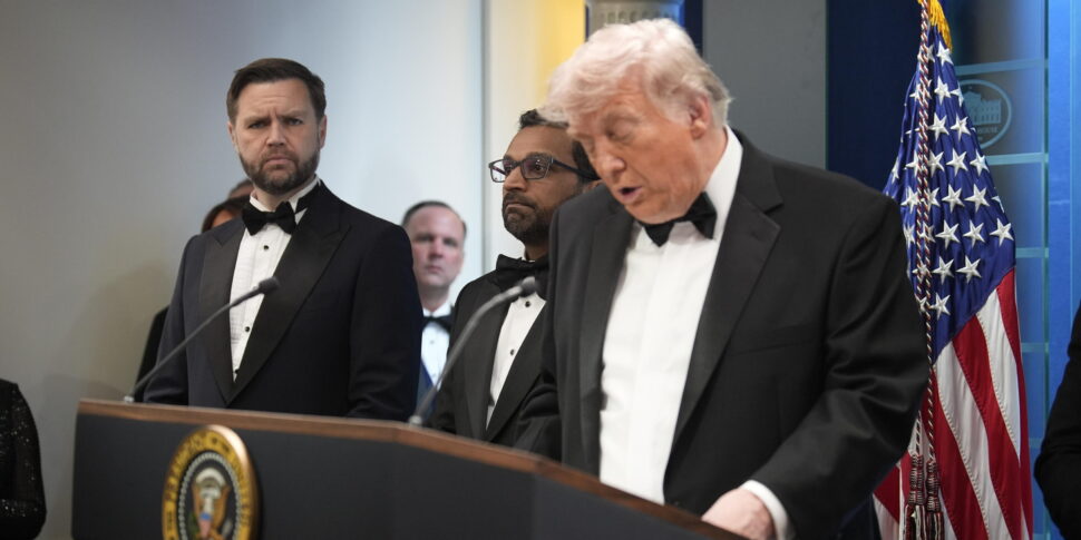 https://assets.gds.it/2026/04/Trump-speaks-at-White-House-after-shots-fired-at-Correspondents-Dinner_92097922-970x485.jpg