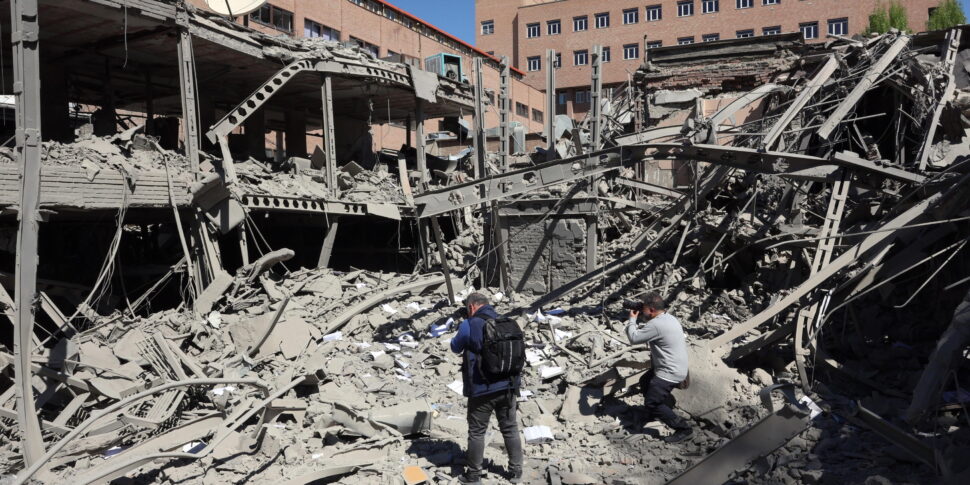 https://assets.gds.it/2026/04/US-Israeli-airstrikes-target-Iranian-universities_91743677-970x485.jpg