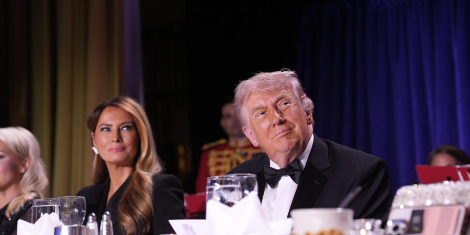 https://assets.gds.it/2026/04/White-House-Correspondents-Association-Dinner-in-Washington-DC_92097679-970x485.jpg