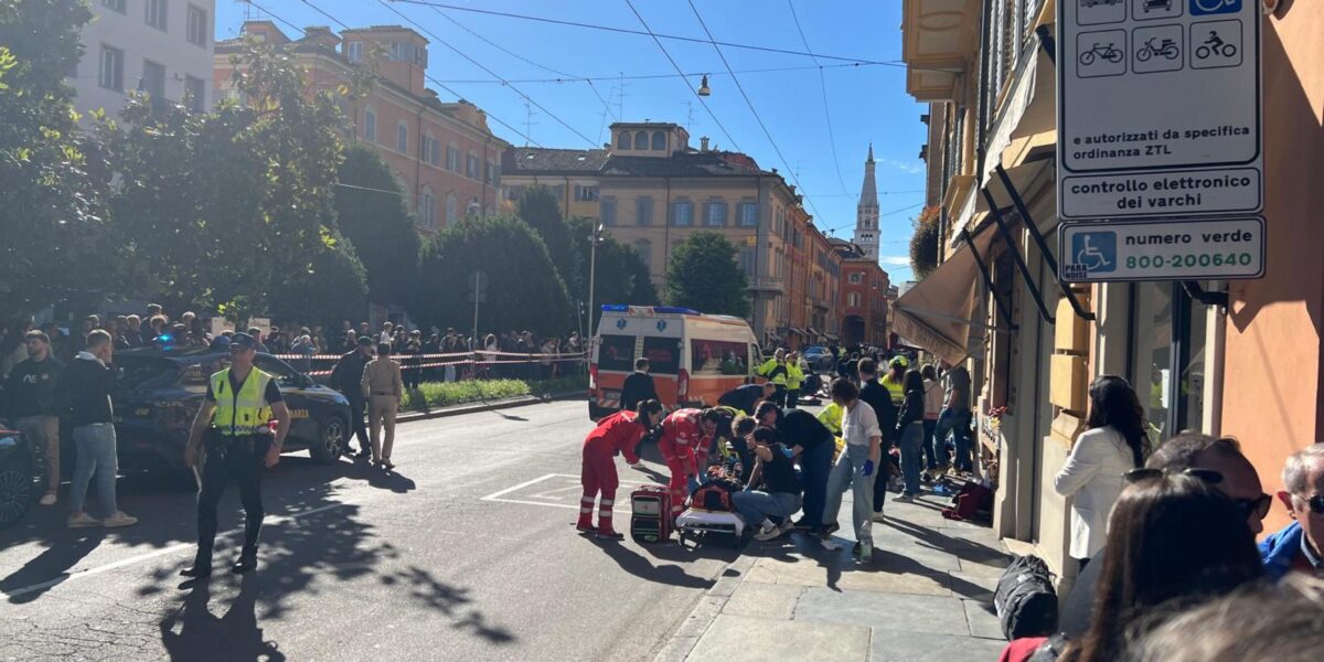 https://assets.gds.it/2026/05/Auto-falcia-una-decina-di-pedoni-a-Modena-ci-sono-feriti_92517528-1200x600.jpg