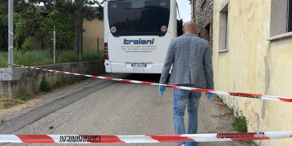 https://assets.gds.it/2026/05/Donna-aggredita-a-martellate-su-un-bus-di-linea-a-Terni-e-grave_92350238-970x485.jpg