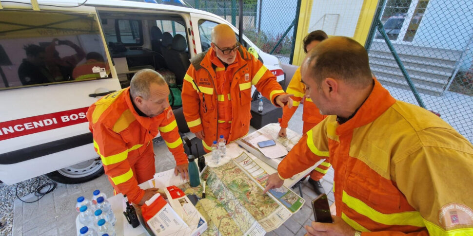 https://assets.gds.it/2026/05/Incendio-Monte-Faeta-970x485.jpg