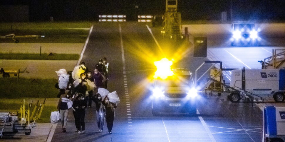 https://assets.gds.it/2026/05/MV-Hondius-passengers-arrive-in-Netherlands-after-hantavirus-outbreak_92392814-970x485.jpg