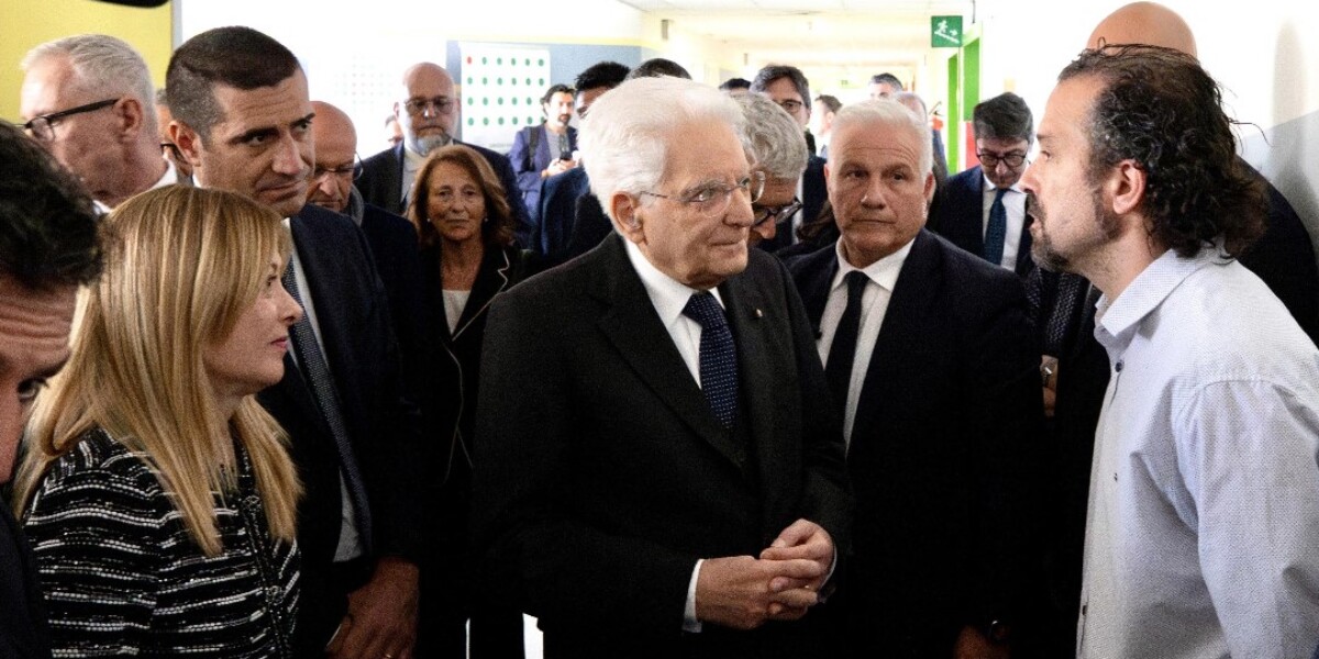https://assets.gds.it/2026/05/Mattarella-e-Meloni-a-Reggio-Emilia-incontrano-il-cittadino-eroe-Signorelli-1200x600-1779035919.jpeg