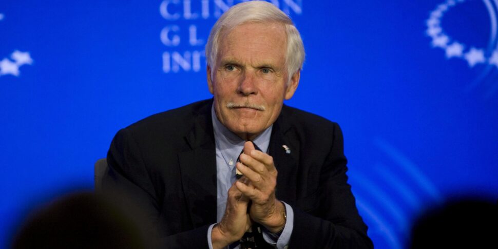 https://assets.gds.it/2026/05/Ted-Turner-970x485.jpg