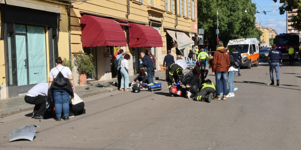 https://assets.gds.it/2026/05/Unauto-a-velocita-sostenuta-ha-falciato-una-decina-di-persone-a-piedi-a-Modena._92524823-1200x600.jpg