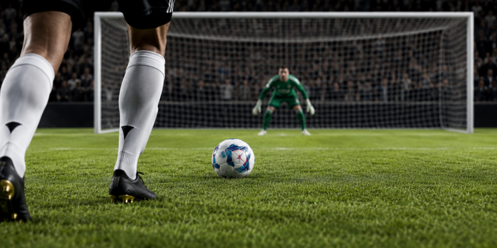 https://assets.gds.it/2026/05/campo-calcio-rigore-970x485.png