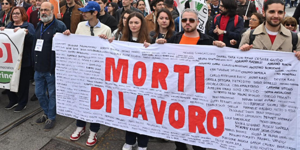 https://assets.gds.it/2026/05/lavoro-scaled-970x485-1777626762.jpg