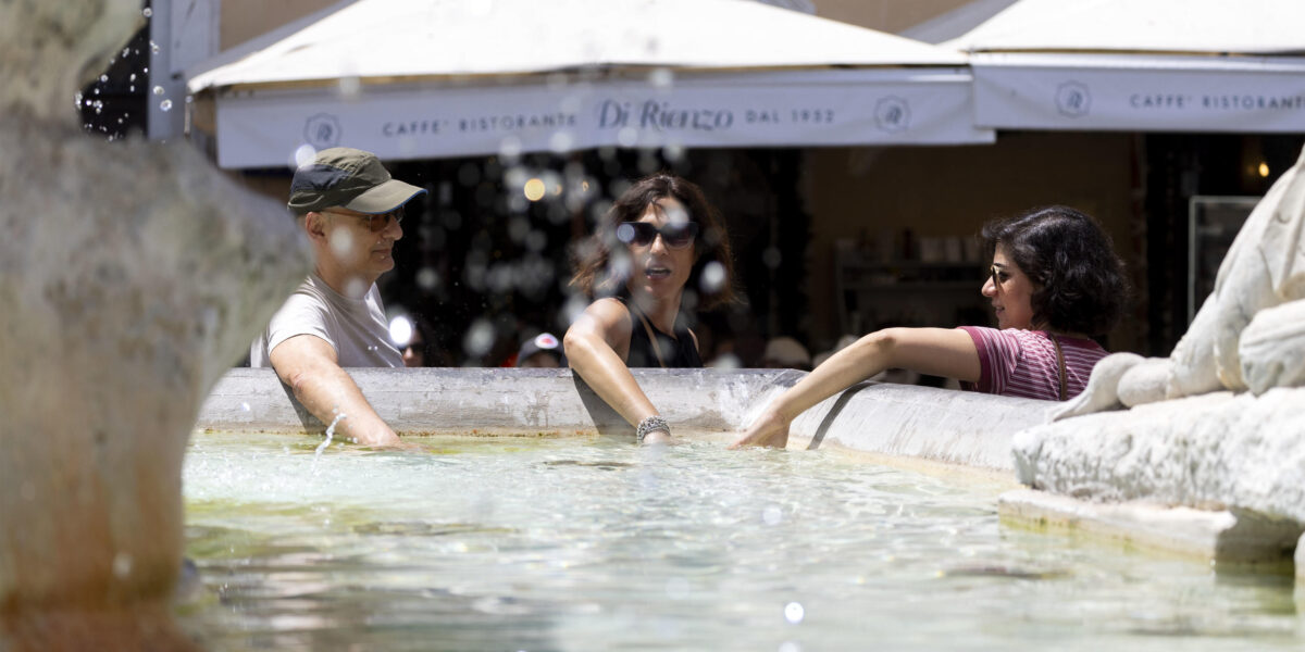 https://assets.gds.it/2026/06/Caldo-torrido-a-Roma-turisti-e-cittadini-sfidano-lafa_93339061-1200x600.jpg