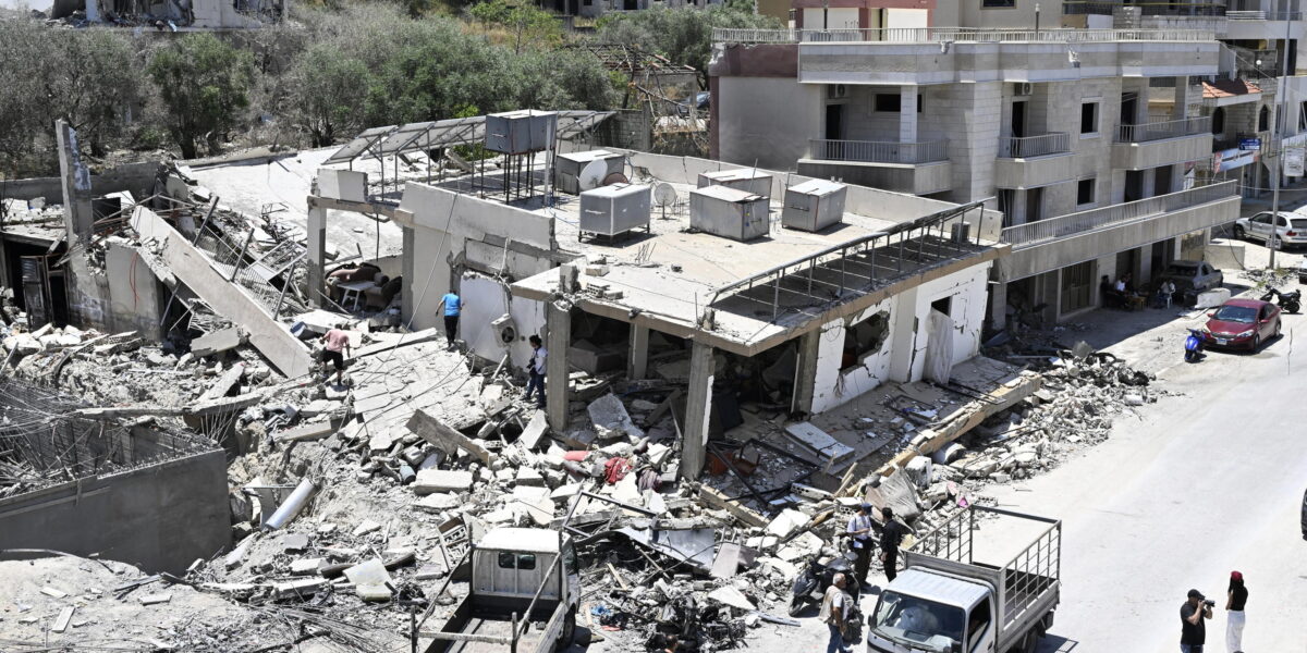 https://assets.gds.it/2026/06/Displaced-Lebanese-return-back-to-their-homes-in-the-south-after-US-Iran-agreement_93179568-1200x600.jpg