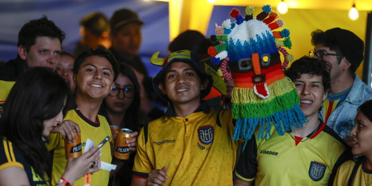 https://assets.gds.it/2026/06/Ecuadorian-fans-cheer-on-their-national-team-against-Curacao_93275474-1200x600.jpg