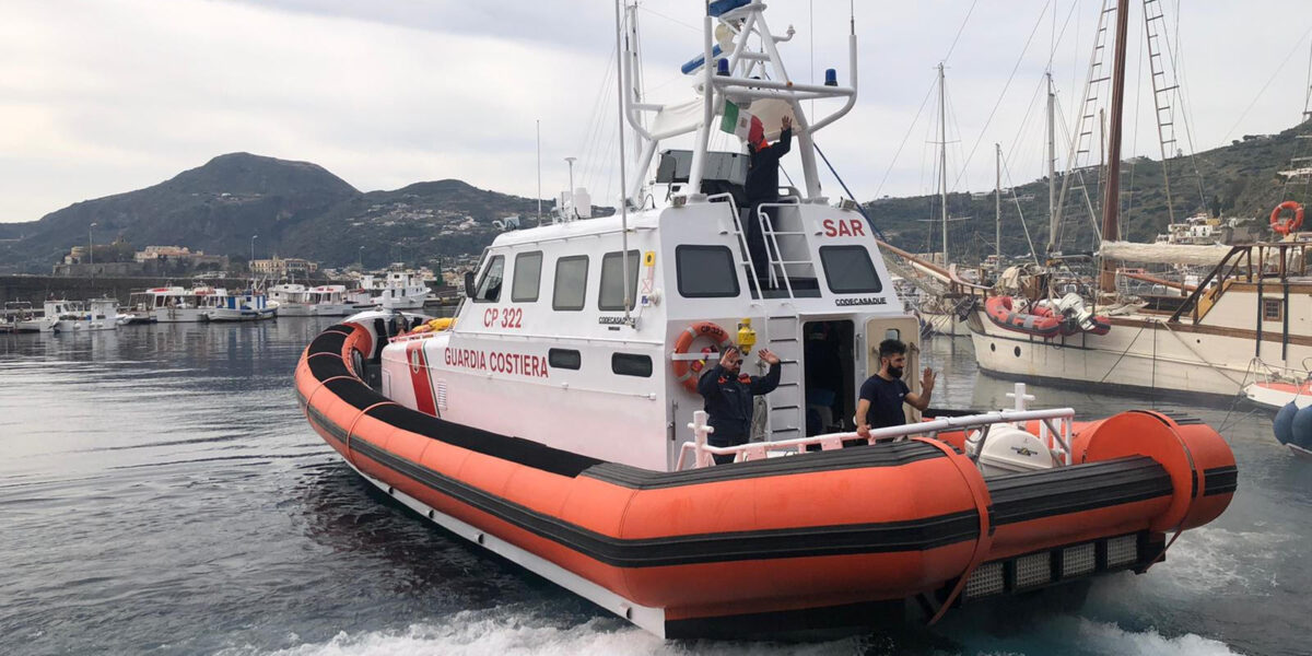 https://assets.gds.it/2026/06/Motovedetta-Lipari-1200x600.jpg
