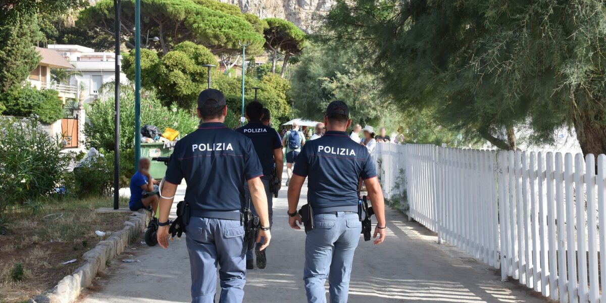 https://assets.gds.it/2026/06/Polizia-a-Mondello-1-1200x600.jpg