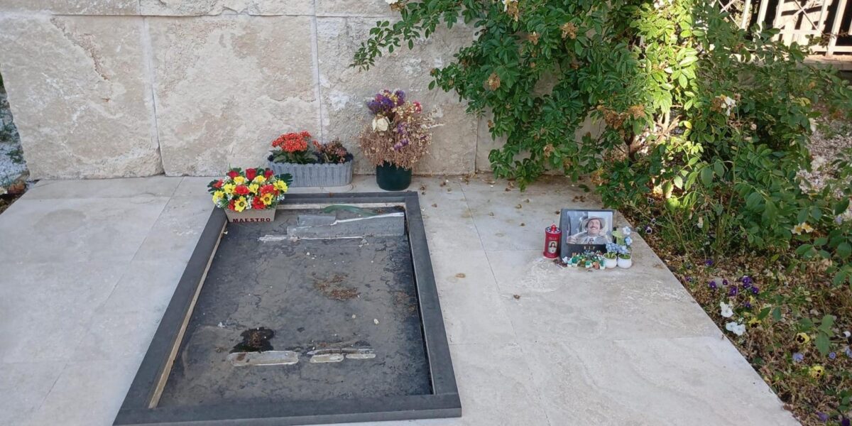 https://assets.gds.it/2026/06/Roma-al-Verano-rubata-la-lapide-della-tomba-di-Gigi-Proietti-_92999971-1200x600.jpg