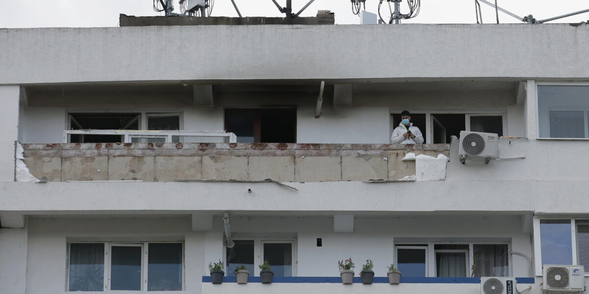 https://assets.gds.it/2026/06/Russian-drone-crashes-into-Romanian-residential-building-injuring-two-people_92846631-1200x600.jpg