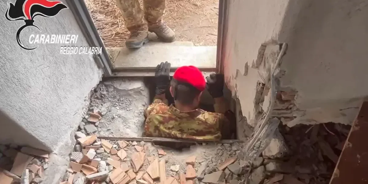 https://assets.gds.it/2026/06/bunker-carabinieri-1200x600.webp