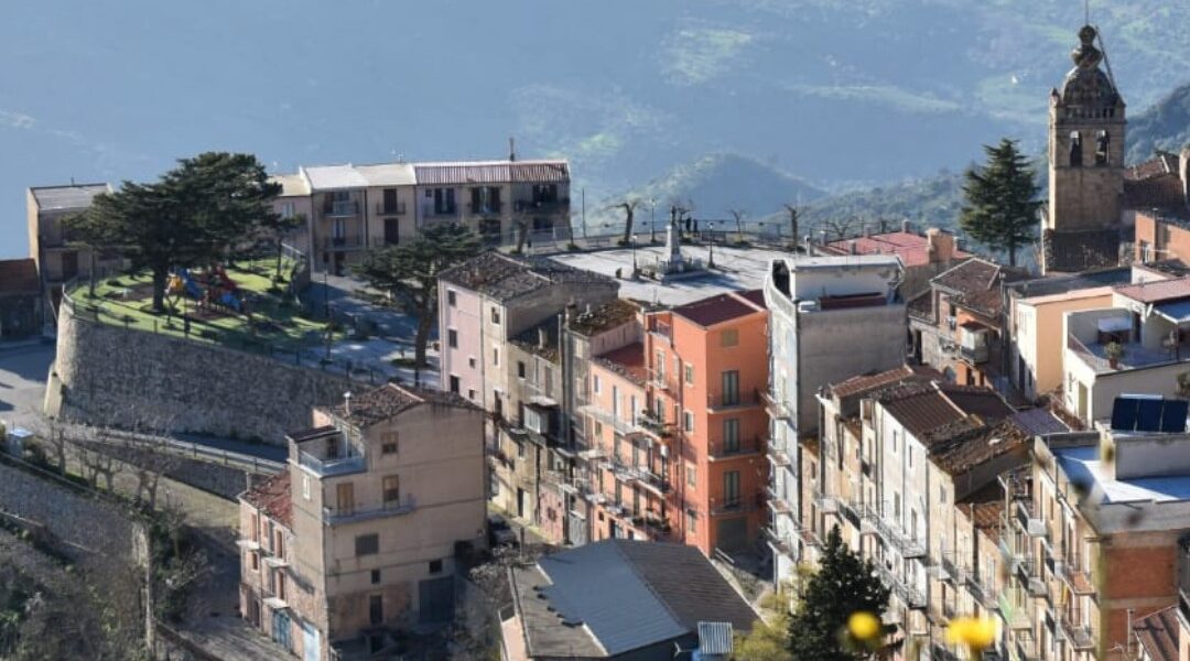 https://assets.gds.it/2026/06/native_sagra-CACIOCAVALLO-san-mauro-castelverde-palermo-4-1080x600.jpeg