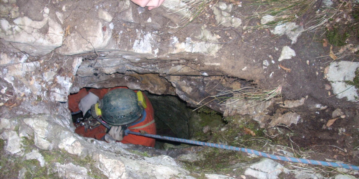 https://assets.gds.it/2026/06/unico-posto-dove-trovo-una-foto-della-grotta-di-Garessio-Cuneo-dove-e-bloccato-uno-speleologocatastogrotte-piemonte.net_92883928-1200x600.jpg