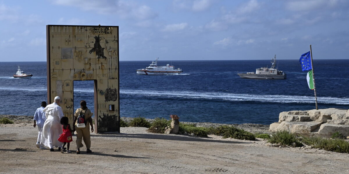 https://assets.gds.it/2026/07/A-Lampedusa-il-Papa-attraversa-da-solo-la-porta-dEuropa_93542243-1200x600.jpg