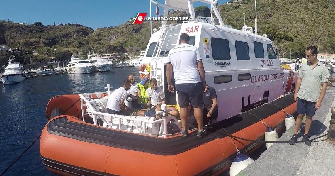 https://assets.gds.it/2026/07/Barca-affondata-alle-Eolie-1143x600.jpg