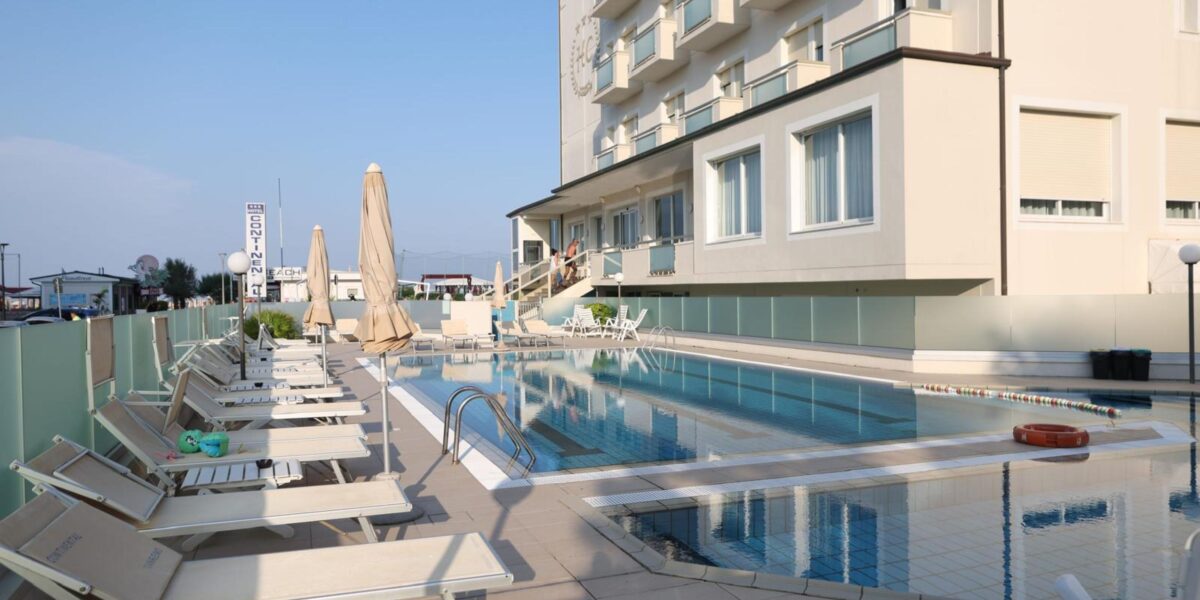 https://assets.gds.it/2026/07/Bimba-di-4-anni-annega-in-piscina-ripresa-in-parte-dalle-telecamere_93832751-1200x600.jpg