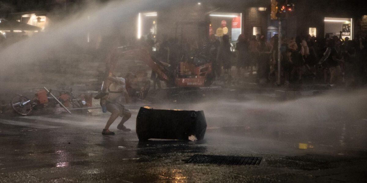 https://assets.gds.it/2026/07/Bologna-gli-scontri-dopo-la-morte-di-Fakir-1200x600.jpg
