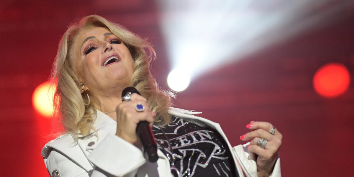 https://assets.gds.it/2026/07/Bonnie-Tyler-dies-at-75_93653589-1200x600.jpg