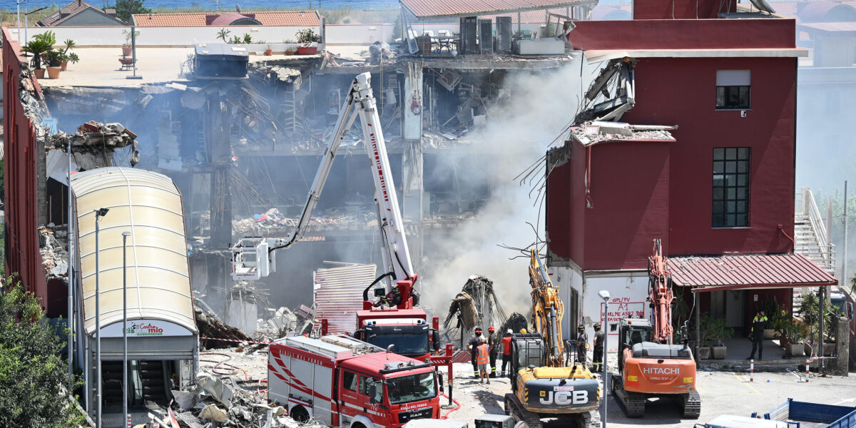 https://assets.gds.it/2026/07/CROLLA-UNA-PALAZZINA-A-MESSINA-5-DISPERSI-E-1-MORTO_94040103-1200x600.jpg