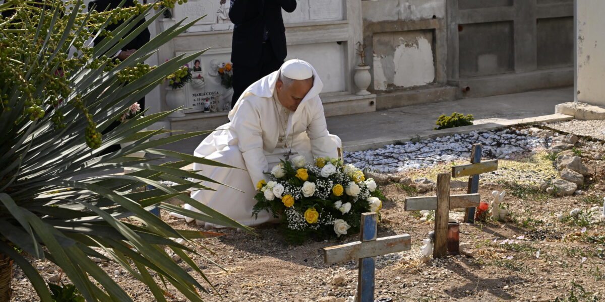 https://assets.gds.it/2026/07/Il-Papa-in-preghiera-sulle-tombe-dei-migranti-al-cimitero-di-Lampedusa_93542035-1-1200x600.jpg