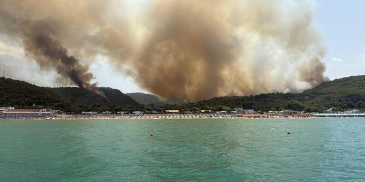 https://assets.gds.it/2026/07/Incendi-nel-Gargano-1200x600-1785085346.jpg