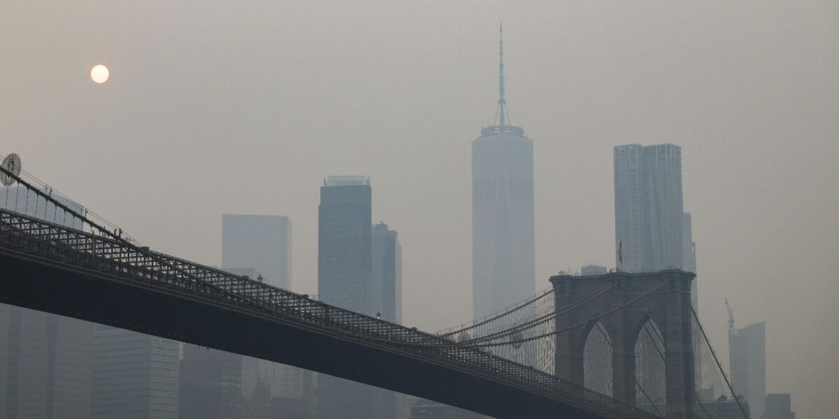 https://assets.gds.it/2026/07/La-Sky-line-di-New-York-oscurata-dalla-nube-proviniente-dal-Canada-1200x600.jpg