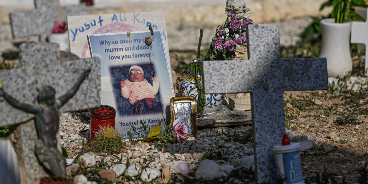 https://assets.gds.it/2026/07/La-tomba-del-piccolo-Yussuf-a-Lampedusa-1200x600.jpg