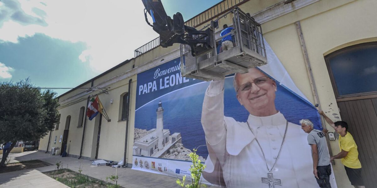 https://assets.gds.it/2026/07/Lampedusa-manifesto-per-Papa-Leone-1200x600.jpg