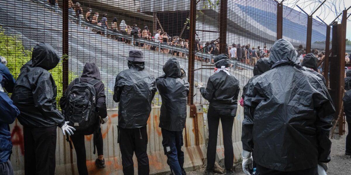 https://assets.gds.it/2026/07/Marcia-No-Tav-centinaia-di-incappucciati-assaltano-il-cantiere-di-Chiomonte_93943150-1200x600.jpg